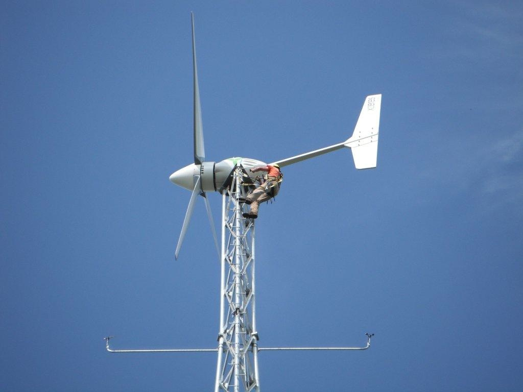 Для чего нужен хвост на ветрогенераторе. Испытания ветрогенераторов. XZERES Wind Turbine. Специалисты на ветрогенераторах. Техник по обслуживанию ветрогенератора.